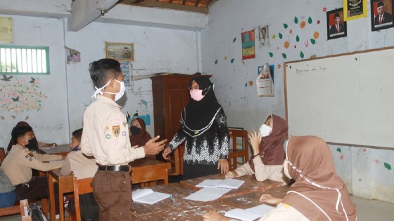 Students in classroom in Indonesia wearing facemasks