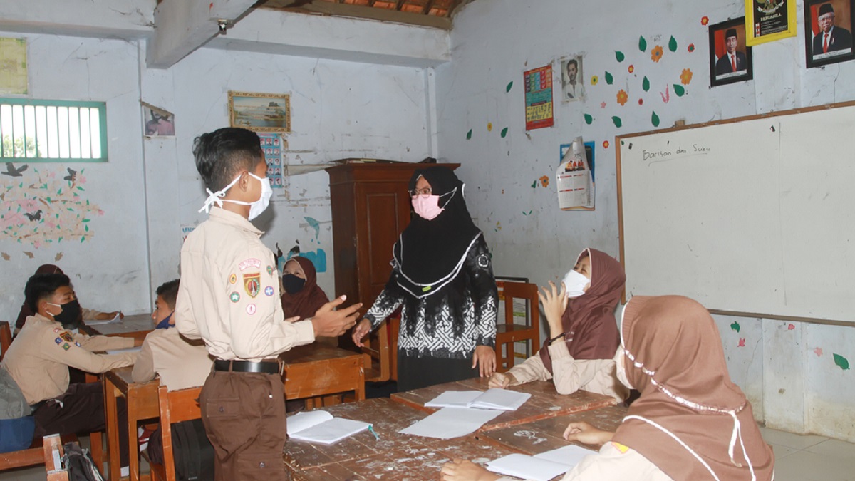 Students in classroom in Indonesia wearing facemasks